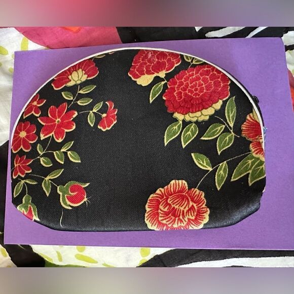 Floral Asian Influenced Silky Floral Cosmetic Bag
Black/ Red/ Blue - Picture 8 of 9
